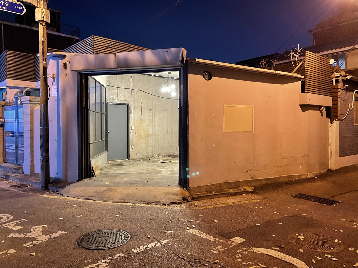 The small garage in Seongsu, Seoul where GLASSHALF began